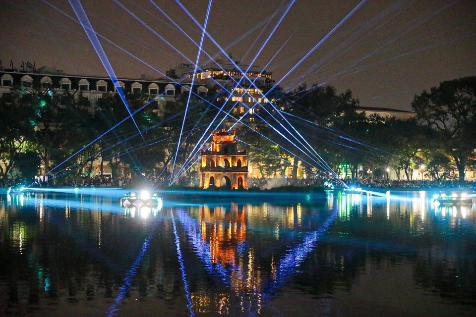 The Ho Guom – Thap Rua (Hoan Kiem Lake – Turtle Tower) artistic lighting space runs from December 24, 2025 to January 4, 2026. (Photo: Khanh Hoa – VNA)