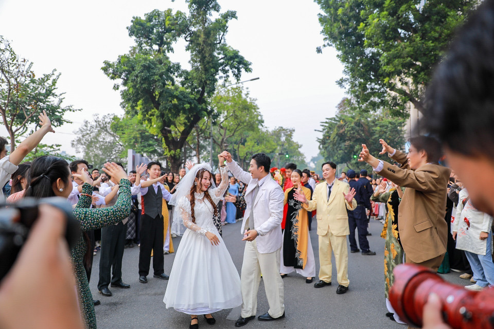 The parade troupe circles Hoan Kiem Lake. Photo: Khanh Hoa – VNA