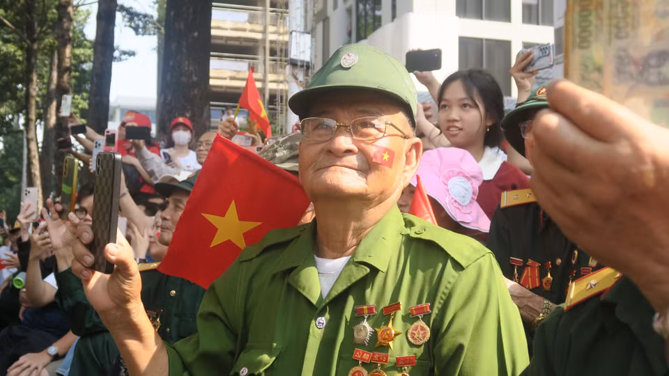 A veteran waits for the parade to begin. Photo: VNA