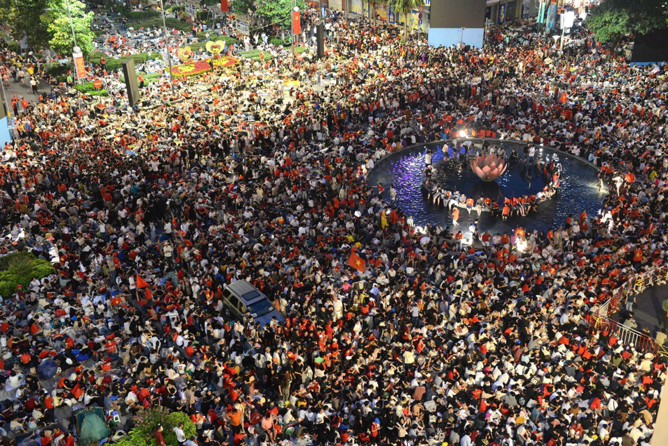 Tens of thousands of people gather at the Le Loi–Nguyen Hue intersection in District 1 to watch the celebration. (Photo: VNA)