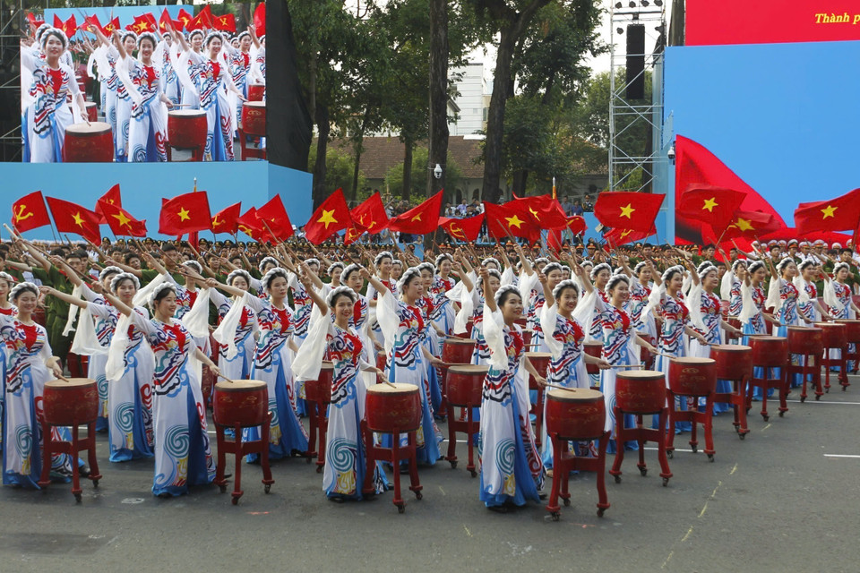 A drum performance themed "Epic of Complete Victory" by the People's Police Academy (Photo: VNA)