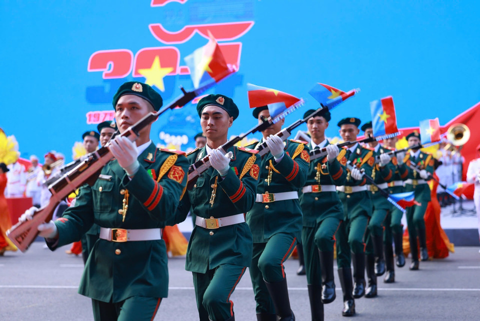 Rifle drill and military band performance “The Country's Complete Joy” by the Military Ceremonial Unit, the University of Military Culture and Arts, and art troupes from Military Regions 1, 3, and 9. Photo: VNA