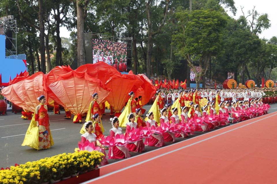 Art performance “The Radiant Land of Vietnam” Photo: VNA