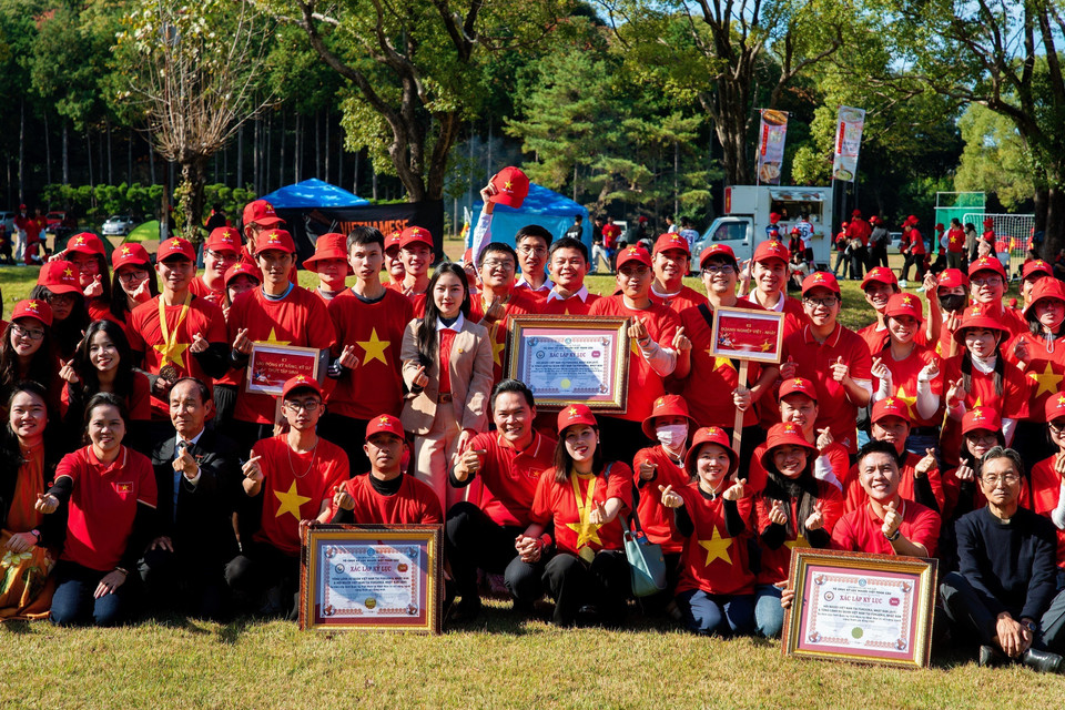 Participants pose for a photo after the record is confirmed. (Photo: Xuan Giao – VNA)