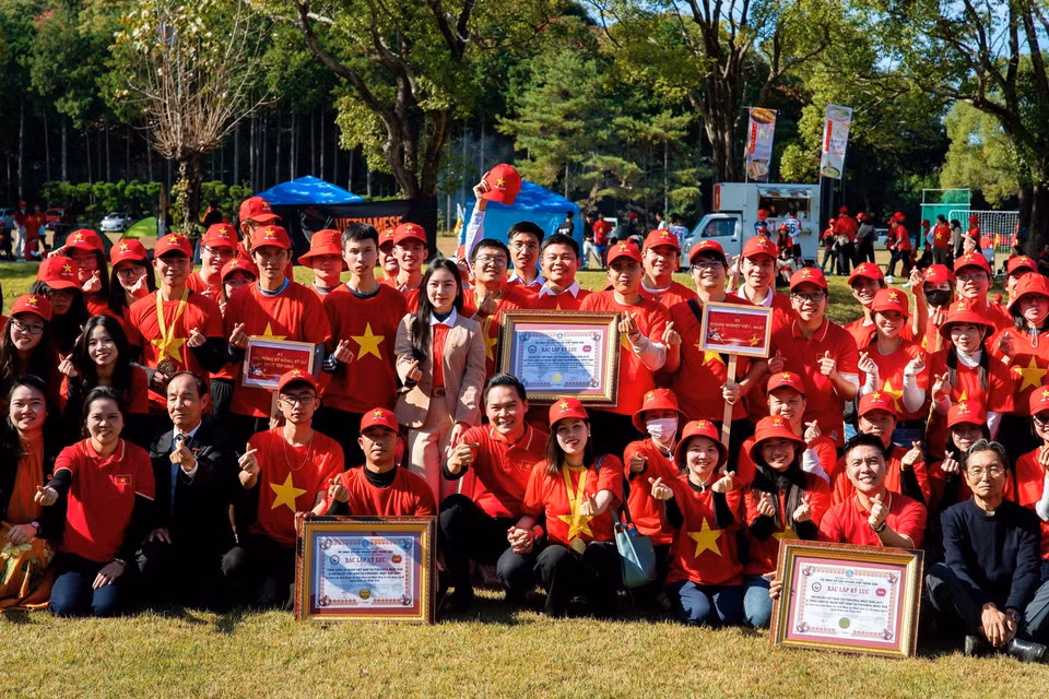 Participants pose for a photo after the record is confirmed. (Photo: Xuan Giao – VNA)