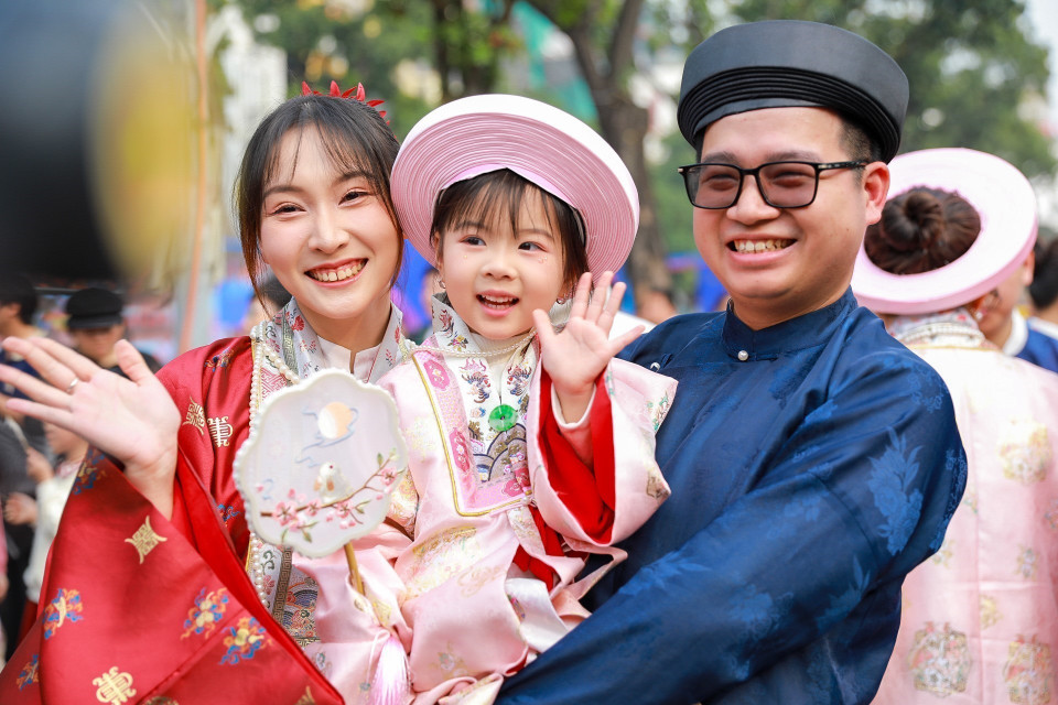 The parade troupe circles Hoan Kiem Lake. Photo: Khanh Hoa – VNA