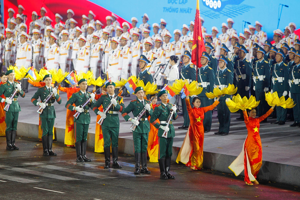 Units of the Vietnam People’s Army take part in the parade rehearsal for the 50th anniversary of Southern Liberation and National Reunification. (Photo: Thanh Vu – VNA)