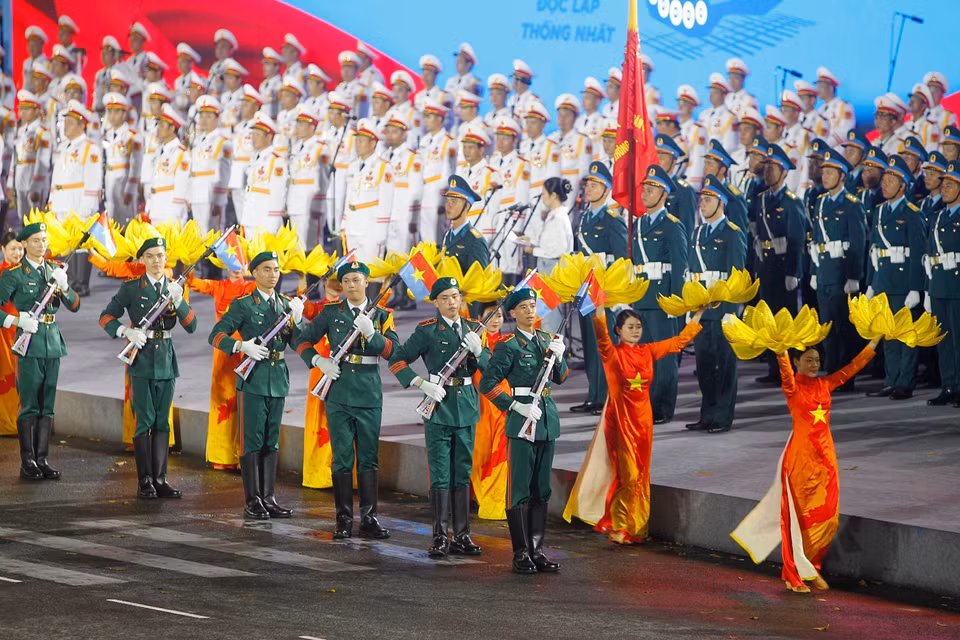Units of the Vietnam People’s Army take part in the parade rehearsal for the 50th anniversary of Southern Liberation and National Reunification. (Photo: Thanh Vu – VNA)