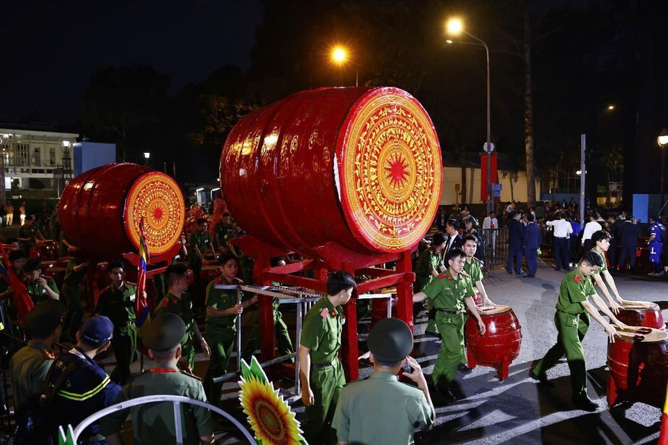 The drum troupe moves into position. (Photo: VNA)