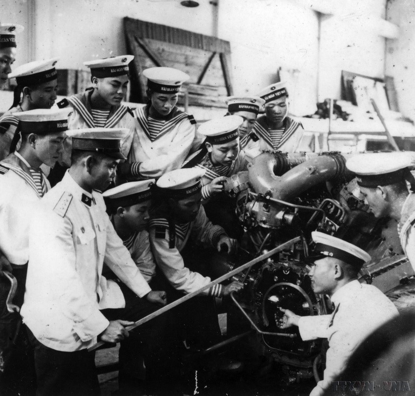 Naval officers and sailors study the structure and movement of machinery in 1960. (Photo: VNA)