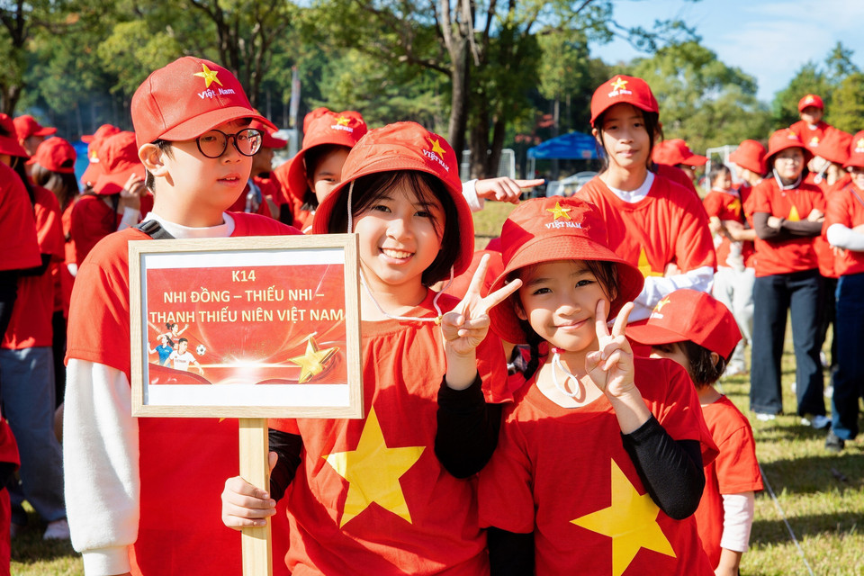 Vietnamese youth in Kyushu take part in forming the national flag. (Photo: Xuan Giao – VNA)