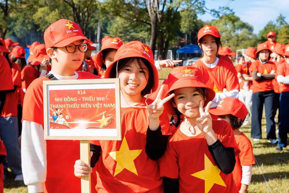 Vietnamese youth in Kyushu take part in forming the national flag. (Photo: Xuan Giao – VNA)