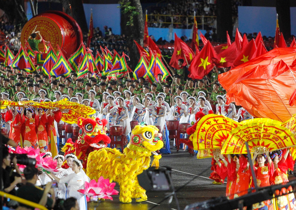 “Heroic Drumbeat” performance by the drum ensemble of the People’s Police Academy at the parade rehearsal. (Photo: Thanh Vu – VNA)