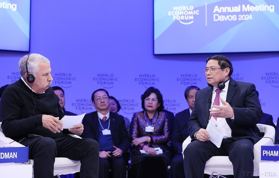 Prime Minister Pham Minh Chinh delivers a keynote speech at the policy dialogue session on shaping a global vision during the WEF Davos 2024 in Switzerland on January 16, 2024. (Photo: Duong Giang - VNA)