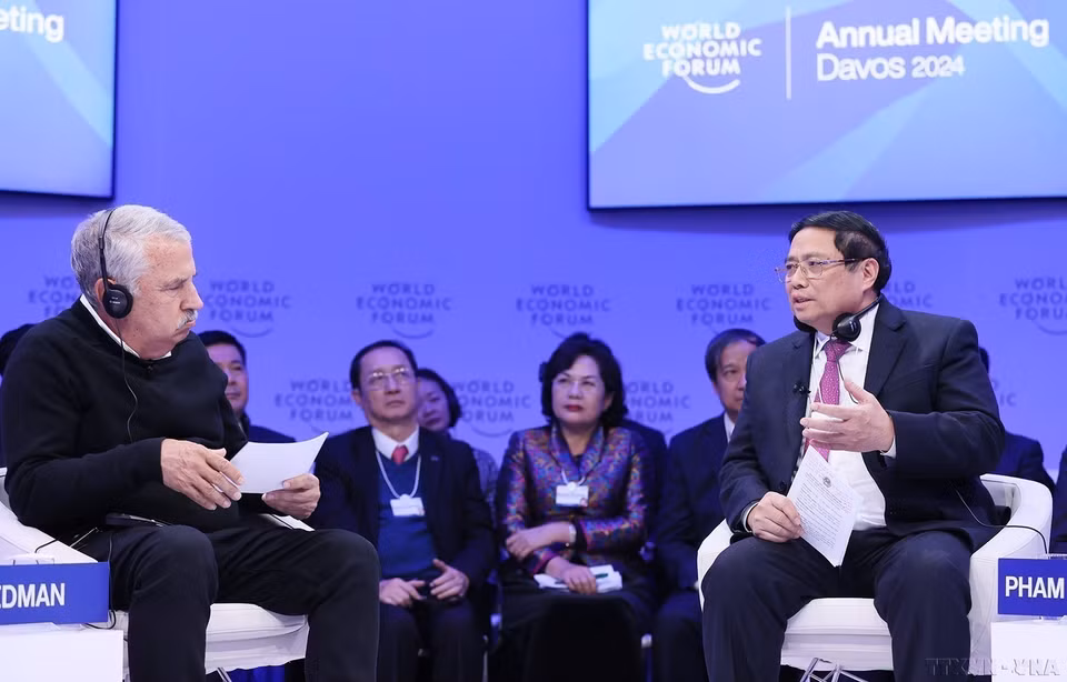 Prime Minister Pham Minh Chinh delivers a keynote speech at the policy dialogue session on shaping a global vision during the WEF Davos 2024 in Switzerland on January 16, 2024. (Photo: Duong Giang - VNA)