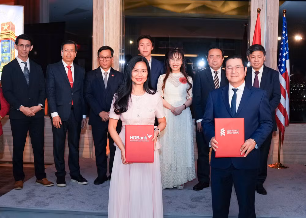 photo-6-hdbank-and-standard-chartered.jpg