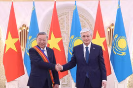 President Kassym-Jomart Tokayev of Kazakhstan (R) hands over the First-Class Order of Dostyk (Friendship) to Vietnamese Party General Secretary To Lam. (Photo: VNA)