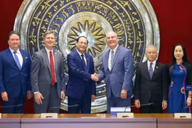 Vice Chairman of the National Assembly Tran Quang Phuong shakes hands with US Congressman John Moolenaar of Michigan at the meeting in Hanoi on May 28. (Photo: VNA)