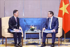 Prime Minister Pham Minh Chinh (R) and Dato' Chow Chee Wah, Chairman of Gamuda Land, at their meeting in Kuala Lumpur on May 25 (Photo: VNA)