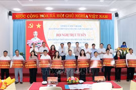 Soc Trang leaders and sponsors present representatives of localities involved tokens of the second phase of funding for the provincial programme to do away with 8,452 temporary and dilapidated houses by September 30 next year. (Photo: VNA)