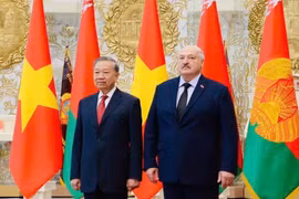 General Secretary of the Communist Party of Vietnam Central Committee To Lam (left) and Belarusian President Aleksandr Lukashenko in Minsk on May 12, 2025 (Photo: VNA)