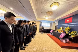 All officials and staff of the Vietnamese Embassy, representatives of Vietnamese agencies, and members of the Vietnamese community in Japan observe a minute’s silence in memory of former State President Tran Duc Luong. (Photo: VNA)