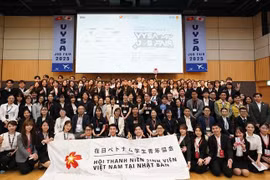 Participating Vietnamese students and representatives of Japanese businesses in a group photo at the Tokyo job fair on April 19. (Photo: VNA)