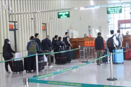 Passengers conduct immigration procedures at Huu Nghi International Border Gate in Lang Son province. (Photo: VNA)