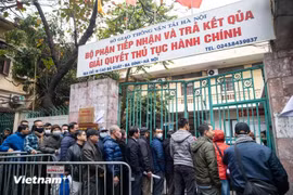 Hanoi residents line up to complete driver's license issuance and renewal procedures. (Photo: VNA)