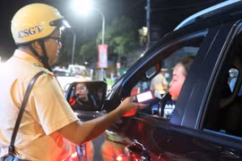 A police officer in Long Xuyen city, An Giang province, check alcohol levels of a driver. (Photo: VNA)