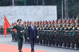 Party General Secretary To Lam (right), who is also Secretary of the Central Military Commission, review the guard of honour during his working visit to Military Region 7 on January 8. (Photo: VNA)
