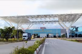Imports and exports passing through Bac Luan II – Mong Cai International Border Gate in Quang Ninh province (Photo: VNA)