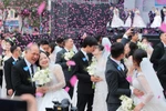 80 couples take part in the “A day for us – Love is happiness” wedding ceremony. (Photo: Khanh Hoa/VNA)