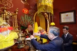 Party leader offers incense in tribute to kings, President Ho Chi Minh