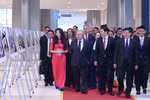 Deputy Prime Minister Bui Thanh Son welcomes heads of delegations attending the United Nations Convention against Cybercrime (Hanoi Convention) signing ceremony in Hanoi. (Photo: VNA)