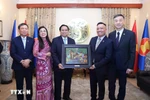 PM meets with embassy staff, Vietnamese community in Czech Republic