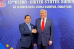 Prime Minister Phạm Minh Chính meets U.S. President Donald Trump at the 13th ASEAN – US Summit. (Photo: VNA)