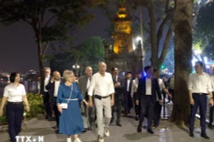 Hungarian President and First Lady enjoy evening stroll around Hoan Kiem Lake