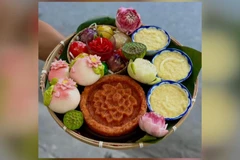 Lotus-themed offering trays popular for Nguyen Tieu festival