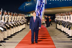 Prime Minister Pham Minh Chinh and a high-ranking Vietnamese delegation arrives in Kuala Lumpur, beginning a three-day working trip to Malaysia to attend the 47th ASEAN Summit and related meetings from October 25–28. (Photo: VNA)