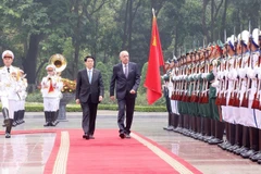 Official welcome ceremony held for Hungarian President in Hanoi