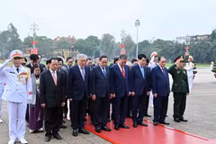 Party, State leaders pay tribute to President Ho Chi Minh, fallen soldiers