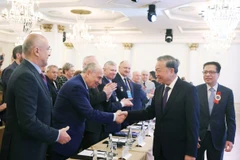 Party General Secretary meets with Russian experts, intellectuals