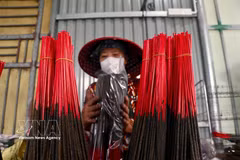 Hung Yen preserves traditional black incense-making craft