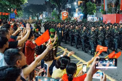 Parade footsteps warmly embraced by the people