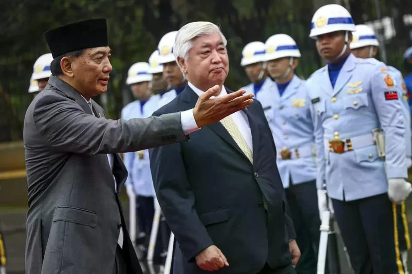 Defense Minister Sjafrie Sjamsoeddin (left) and his Japanese counterpart Gen Nakatani in Jakarta on January 7, 2025. (Photo: Antara/Muhammad Ramdan) 