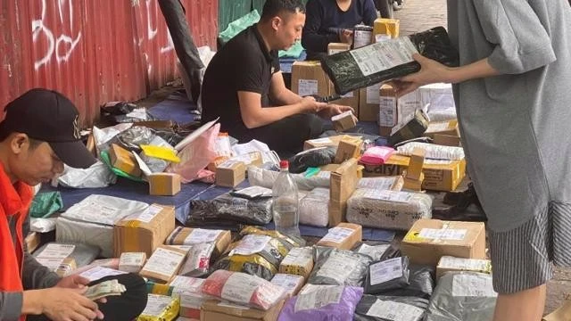 The Vietnamese online shopping and food delivery sector used about 160,000 cardboard boxes and 171,000 tonnes of plastic, mainly single-use plastic, in 2024. (Photo: vneconomy.vn)