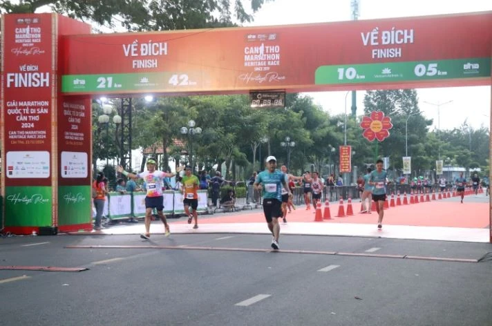 Participants at the race's half marathon (21.1km) event. (Photo: VNA)