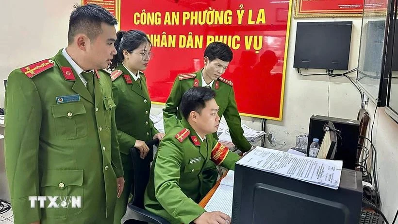 The police force of Y La ward, Tuyen Quang city, officially commences operations under the new two-tier policing system on its first working day. (Photo: VNA)