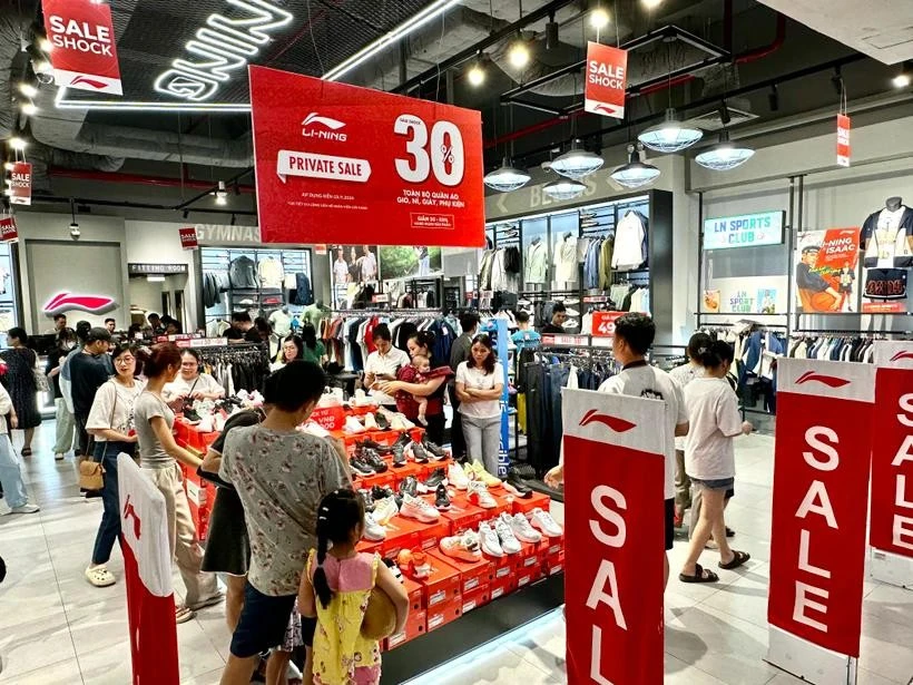 In 2024, essential goods, such as food, clothing, household items, and educational supplies, accounted for 77% of total retail sales and service revenues, up from 75.3% in 2019 – the year before the COVID-19 pandemic. (Illustrative photo: VNA)